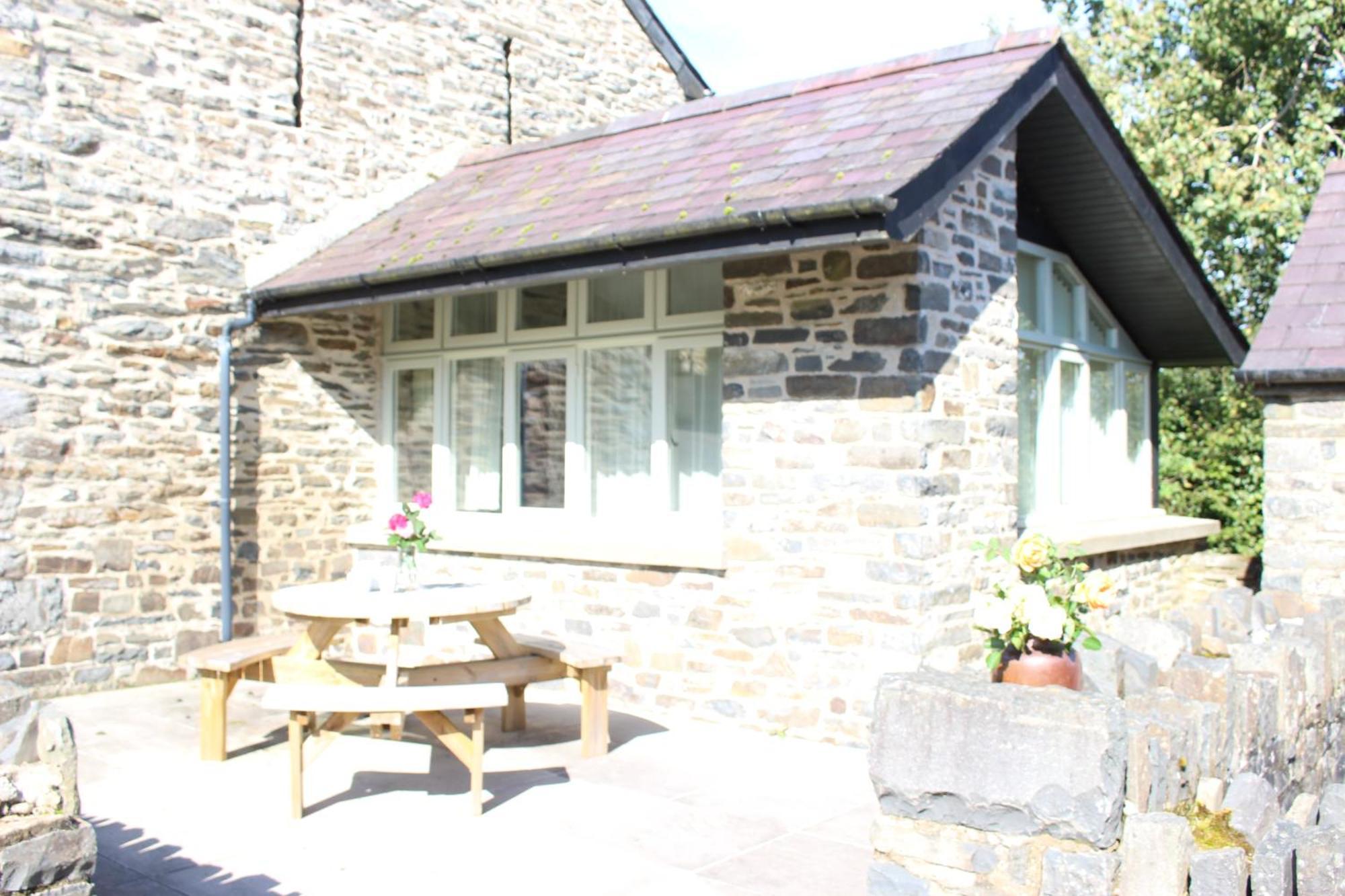 Treberfedd Farm Cottages And Cabins Lampeter Kültér fotó